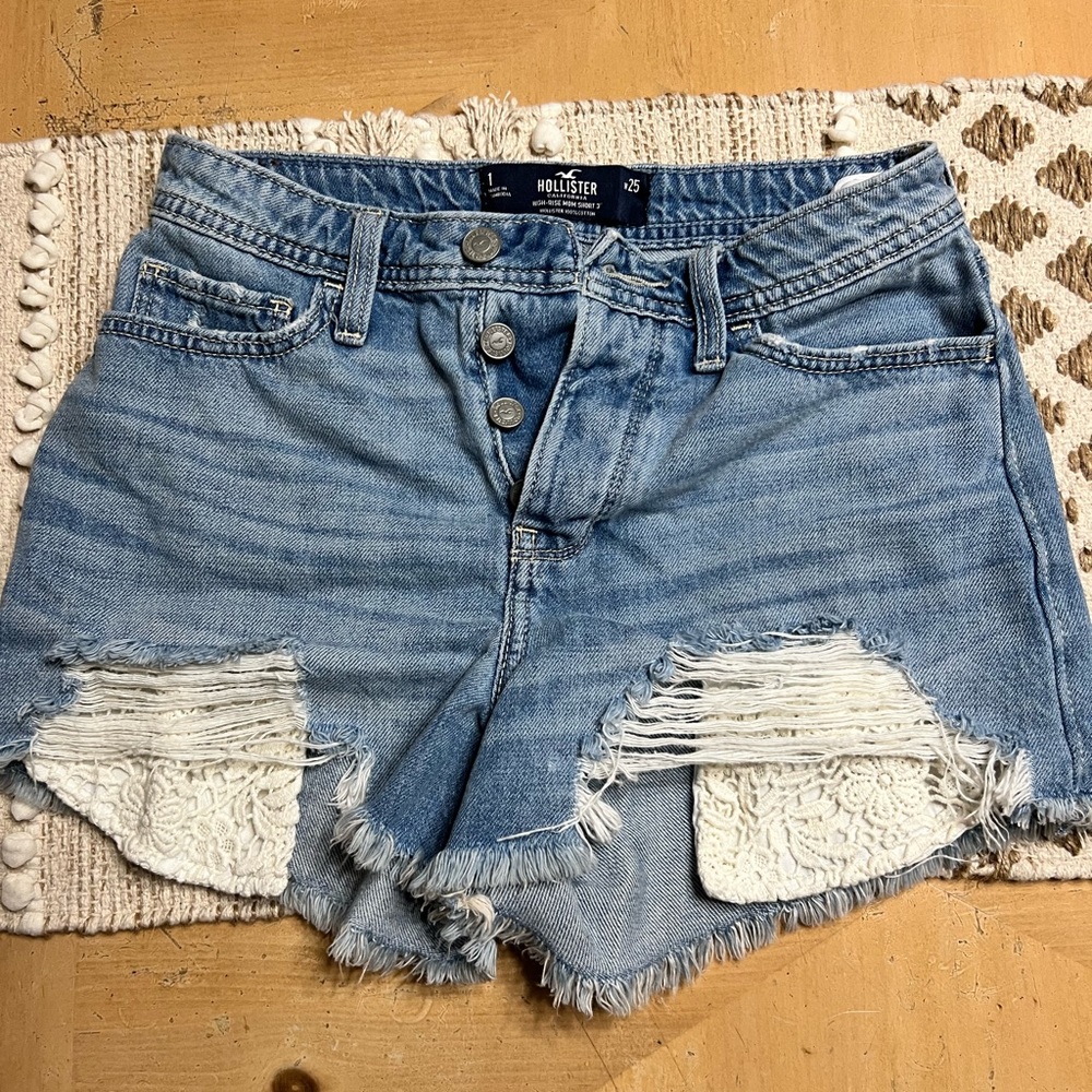 Hollister denim shorts high rise mom short 3’’ shirt size 1
